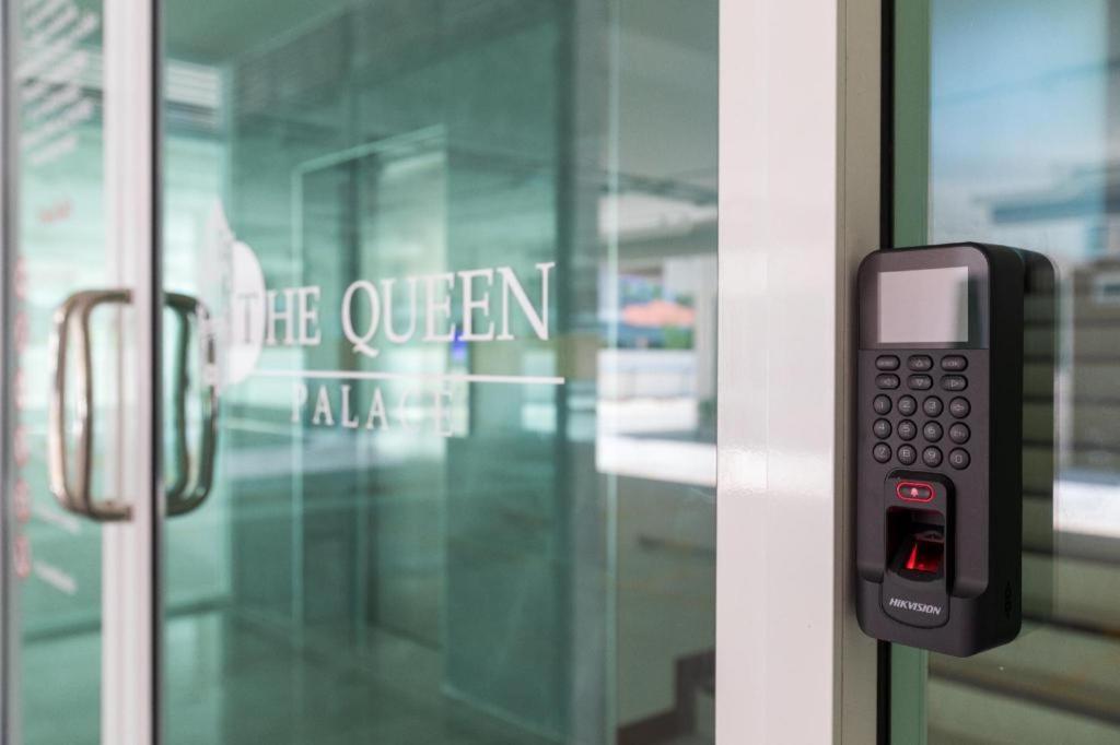 The Queen Palace Bangkok Bagian luar foto