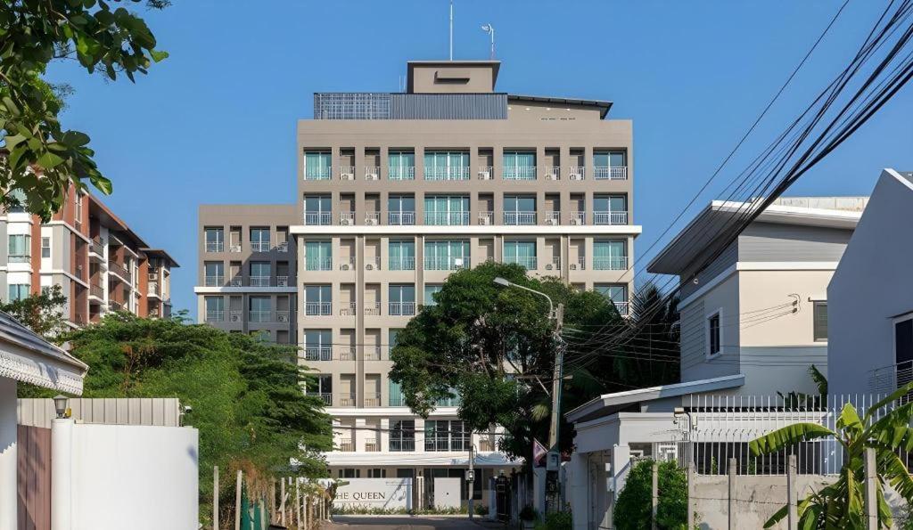 The Queen Palace Bangkok Bagian luar foto