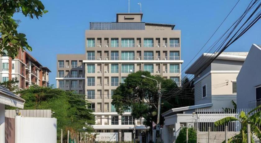 The Queen Palace Bangkok Bagian luar foto